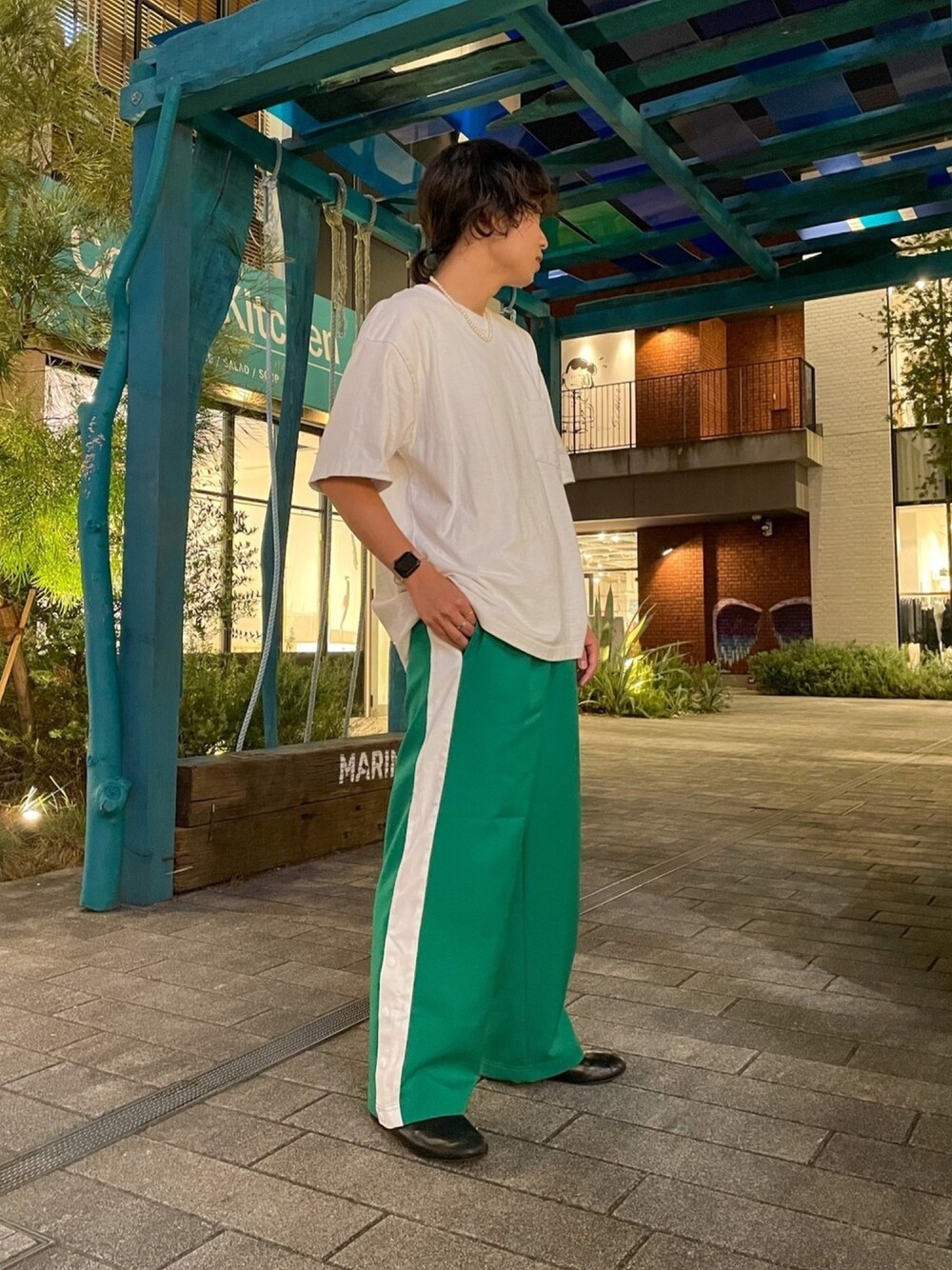「シンプルコーデ、白Tシャツ、オーバーサイズ、ゆるコーデ、ジャージ、グリーン、ラインパンツ、レザーシューズ、スリッポン、ラフコーデ」｜「FirsthandのFirsthand/ファーストハンド USA BIG POCKET TEE（Tシャツ/カットソー、ホワイト系）」を使った、げんきさん（メンズ・173cm）の夏コーディネートの1枚目の写真