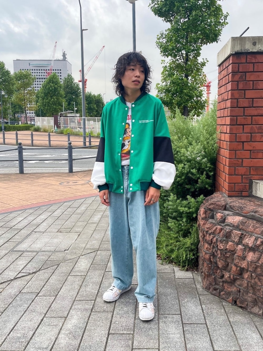 「秋のコーデ、ストリート、ブルゾン、スタジャン、オーバーサイズ、タックイン、古着MIX、デニムパンツ、ワイドパンツ、スニーカー」｜「MAのアイテム（ブルゾン、グリーン系）」を使った、げんきさん（メンズ・173cm）の秋コーディネートの1枚目の写真