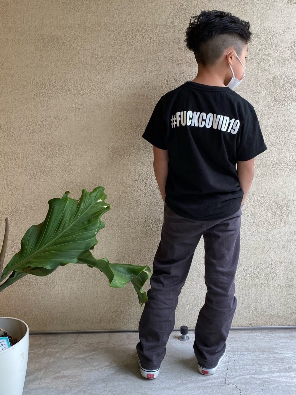 「スニーカー、ストリート、バンズ、スケータースタイル」｜「devirockのワークパンツ（その他パンツ、グレー系）」を使った、HARUさん（キッズ・120cm）の春コーディネートの1枚目の写真