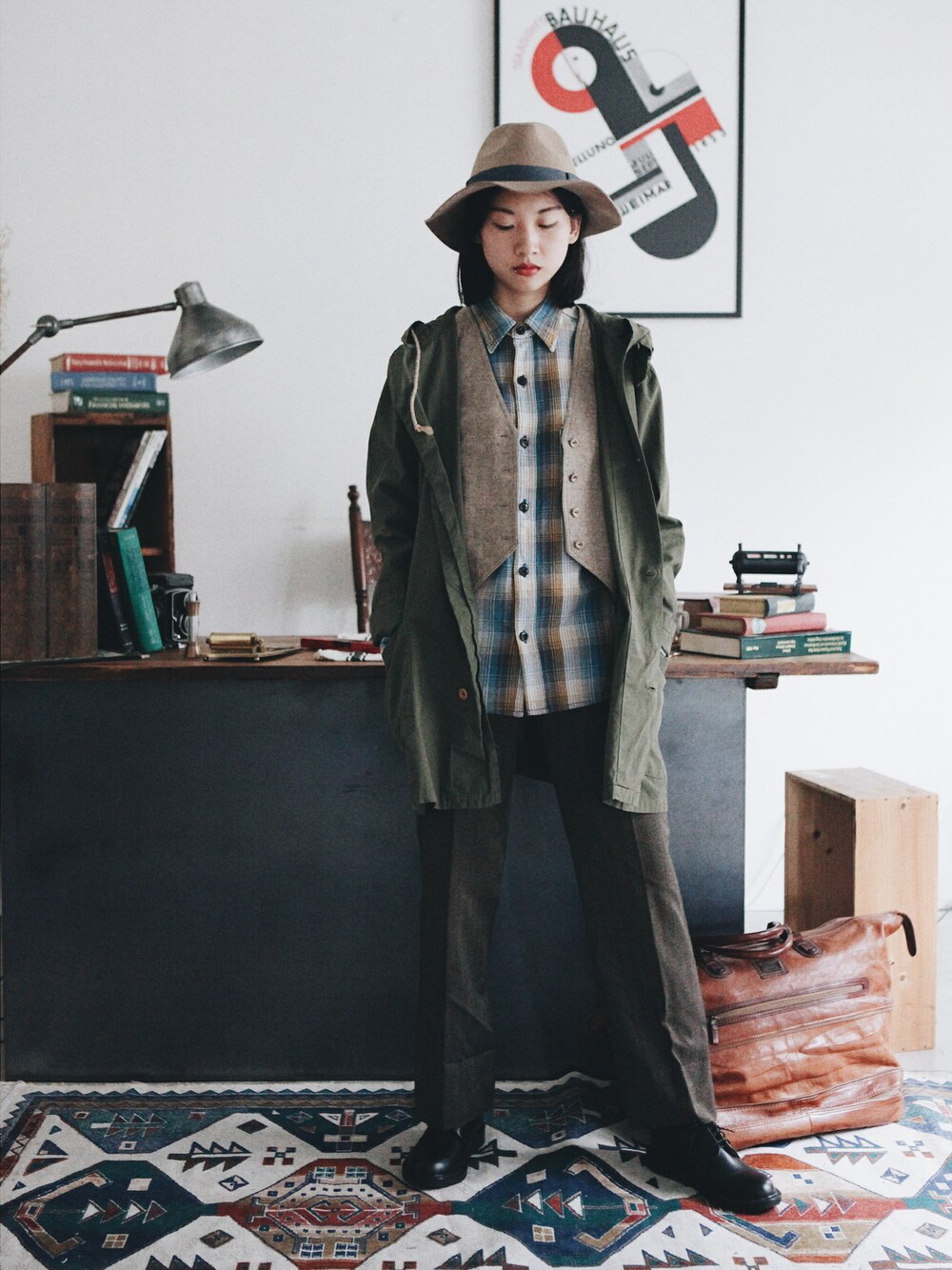 「VINTAGE、 古着、 コーデ、古着MIX、古着コーデ、aroommodel、 taipei、 RETRO」｜「Yellow108のYellow108 - Canyon Fedora Hat（ハット、ベージュ系）」を使った、AROOMMODELさん（レディース・165cm）の冬コーディネートの1枚目の写真