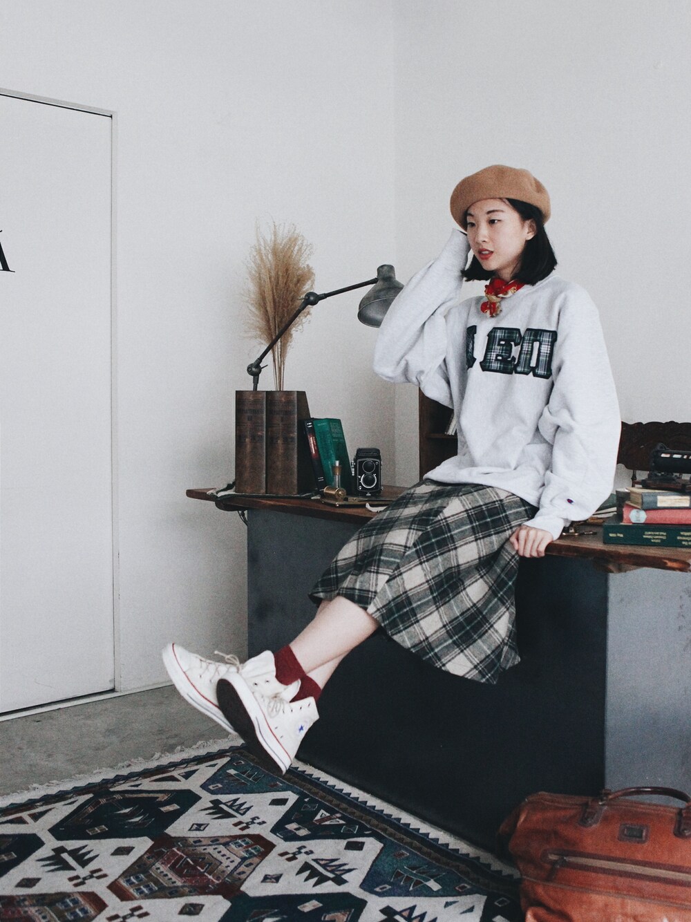 「古着、VINTAGE、snap、 コーデ、古着コーデ、TAIPEI、aroommodel、sweatshirt」｜「A ROOM MODELのA Room Model - Vintage Wool Skirt（スカート、グレー系）」を使った、AROOMMODELさん（レディース・165cm）の冬コーディネートの1枚目の写真