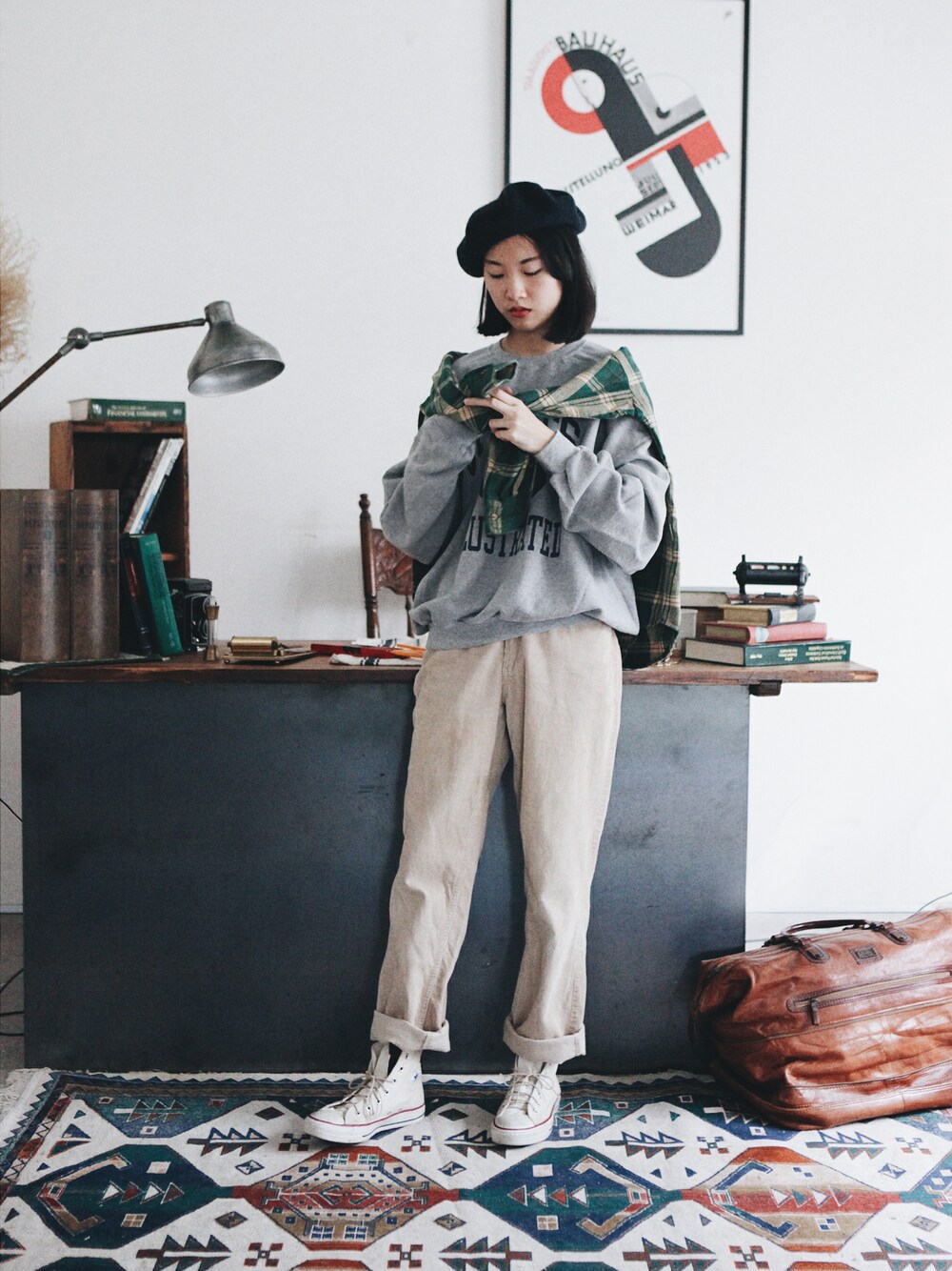 「古着、VINTAGE、古着MIX、古着屋、TAIPEI、aroommodel」｜「A ROOM MODELのA Room Model - Vintage Sweatshirt（スウェット、グレー系）」を使った、AROOMMODELさん（レディース・165cm）の冬コーディネートの1枚目の写真