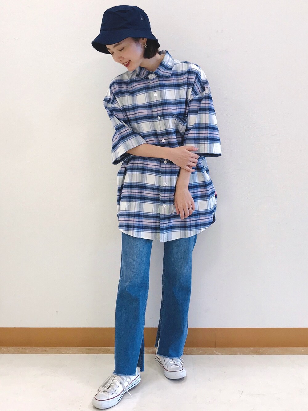 ブルー系のシャツ/ブラウス、ブルー系のデニムパンツ、ブルー系のハットを着用したレディースの夏コーディネートの1枚目の写真