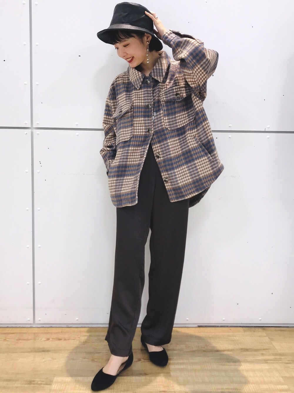 「ライトオン、Right-on、ビッグシルエット、秋のカフェオレコーデ、CPOジャケット、チェック、サテンパンツ、イージーパンツ」｜「RAG MACHINEの【RAG MACHINE】ゆったりシャギーＣＰＯチェックジャケット（その他アウター、ブルー系）」を使った、suchanさん（レディース・158cm）の秋コーディネートの1枚目の写真