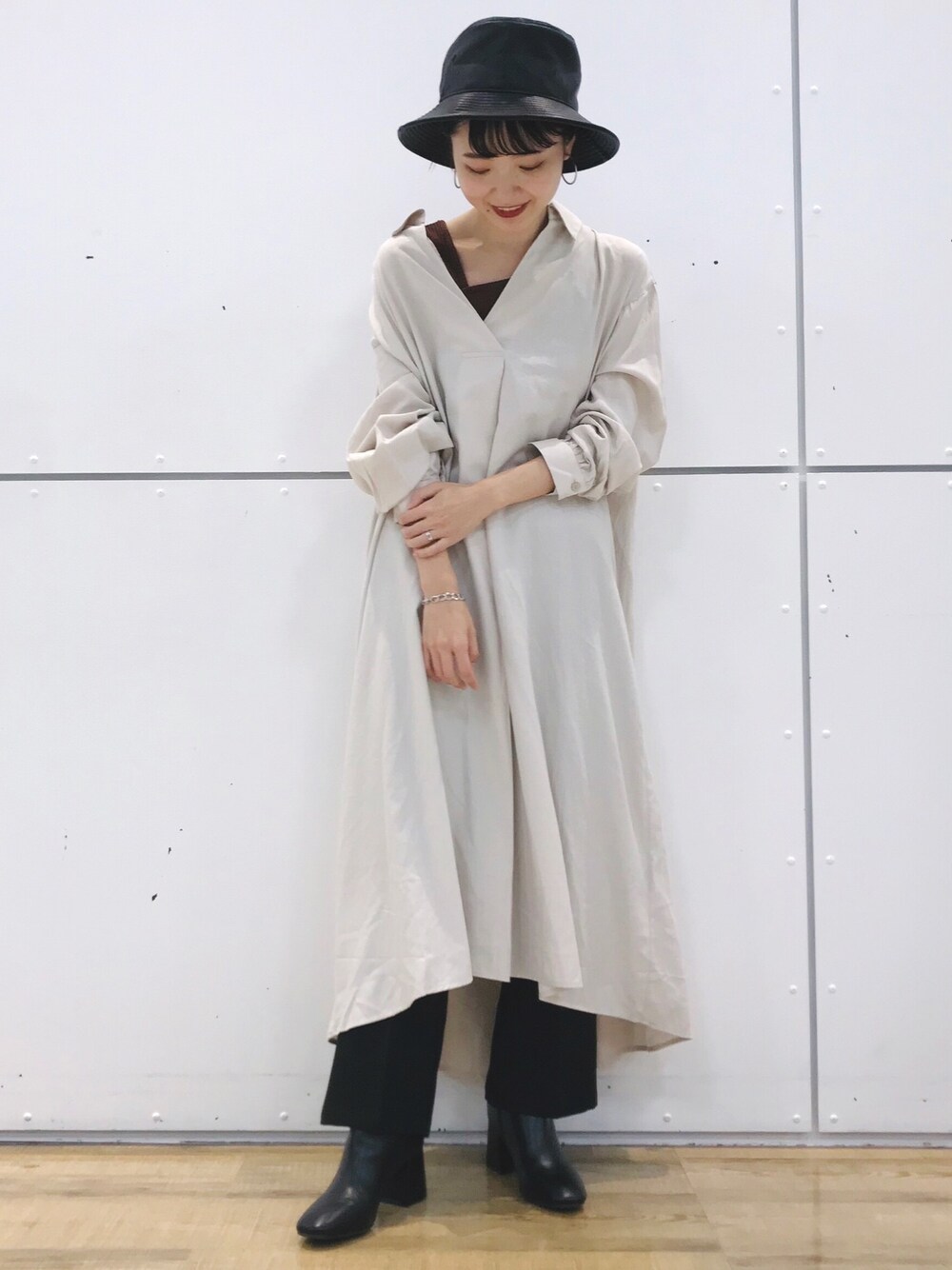「ライトオン、Right-on、シャツワンピース、ロングワンピース、アシメタンクトップ、フレアパンツ、バケットハット、きれいめカジュアル、モノトーンコーデ」｜「HONEYSUCKLE ROSEの【HONEYSUCKLE ROSE】テントラインワンピース（シャツワンピース、ホワイト系）」を使った、suchanさん（レディース・158cm）の秋コーディネートの1枚目の写真