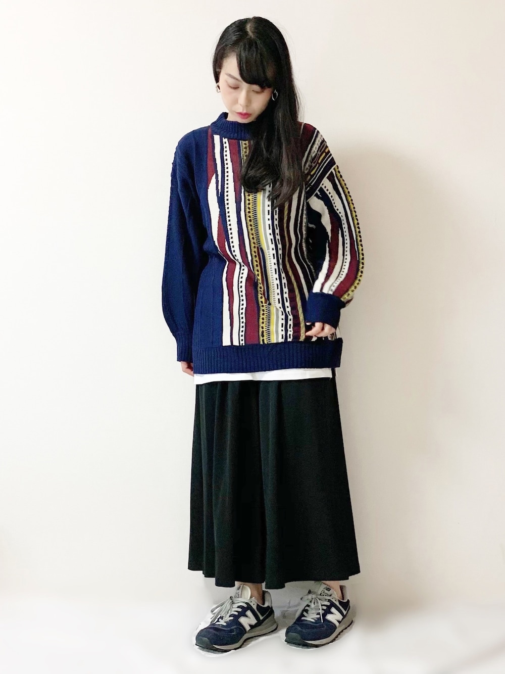 ブルー系のニット/セーター、ホワイト系のTシャツ/カットソー、ブラック系のその他パンツを着用したレディースの冬コーディネートの1枚目の写真