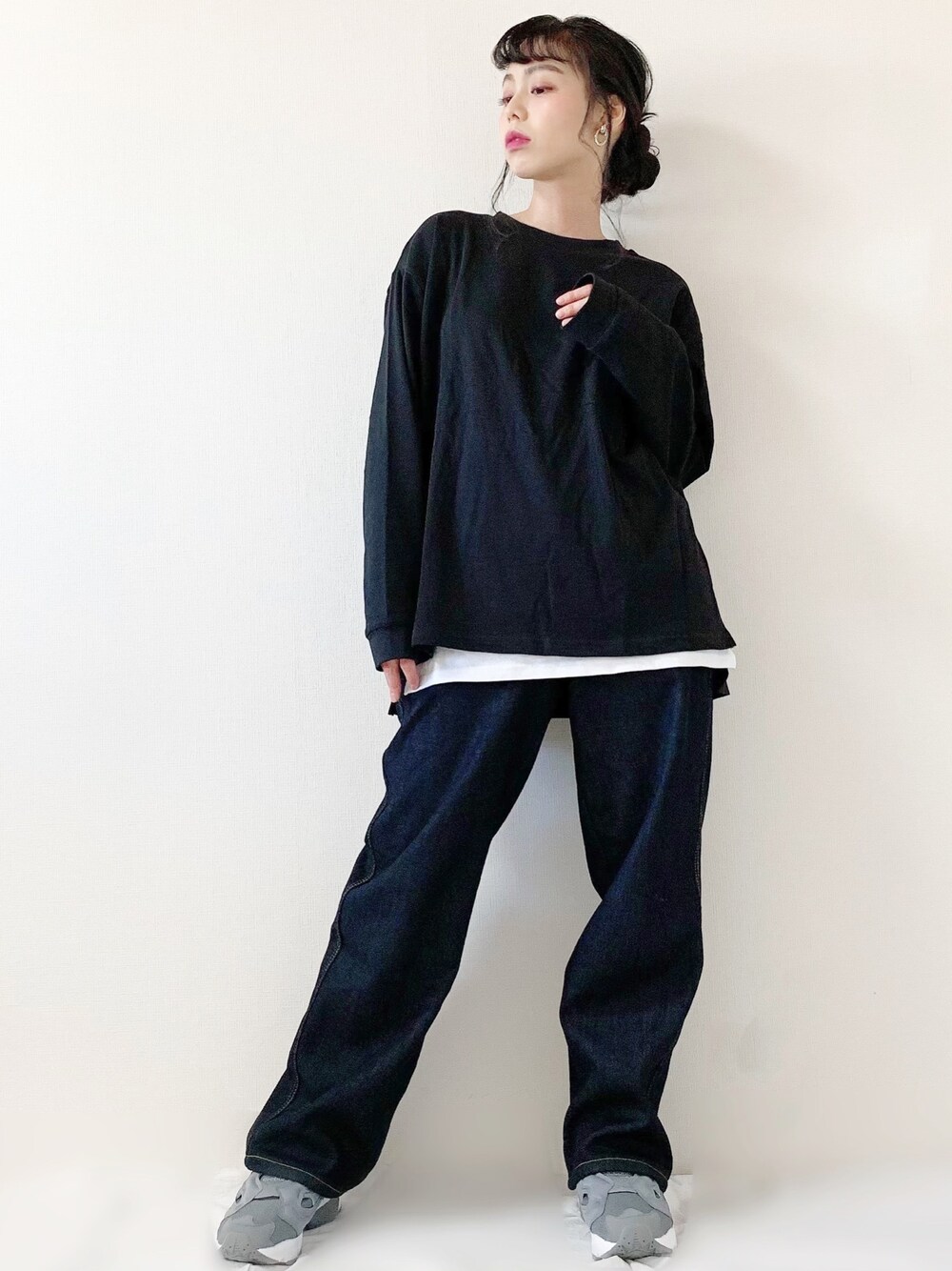 ブラック系のTシャツ/カットソー、ホワイト系のTシャツ/カットソー、ブルー系のデニムパンツを着用したレディースの春コーディネートの1枚目の写真