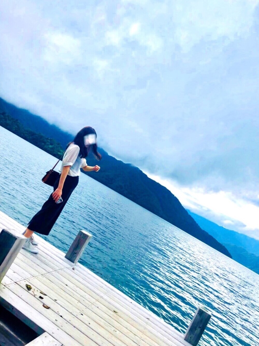「スニーカーコーデ、秋コーデ、スニーカー女子、歩く日、秋服準備はじめました」｜「ROPE' PICNICのドビードットジョーゼットブラウス（シャツ/ブラウス、ホワイト系）」を使った、moeさん（レディース・164cm）の秋コーディネートの1枚目の写真