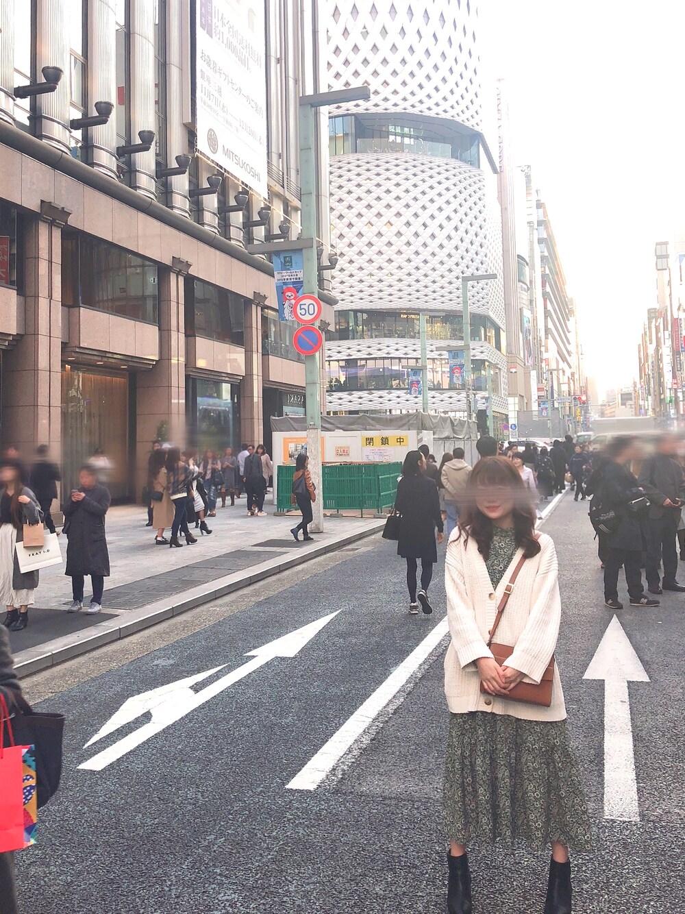 「秋コーデ、ワンピース、ワンピース×ブーツ、ショートブーツ、つよめ、銀座、歩行者天国」｜「GLOBAL WORKの【CLASSY.11月号掲載】ミドルゲージモールヤーンカーディガン長袖/803772（カーディガン/ボレロ、ホワイト系）」を使った、moeさん（レディース・164cm）の秋コーディネートの1枚目の写真