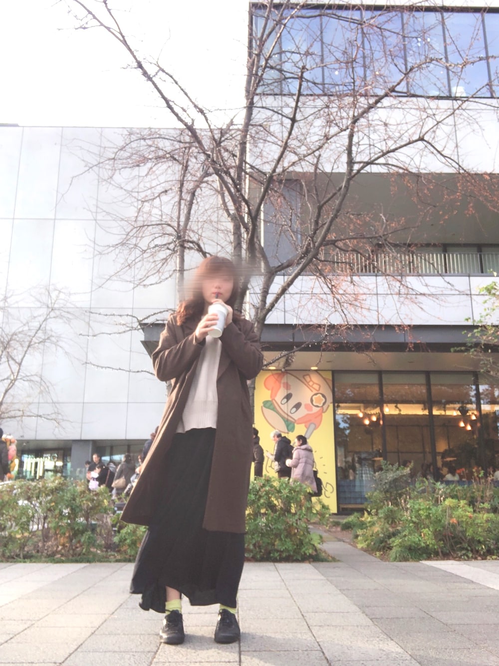 「冬、ゆるコーデ、ゆるパンツ、ゆるくスマートに、タピオカ」｜「LOWRYS FARMのＴＲアソートチェスターコート　732850 （チェスターコート、ブラウン系）」を使った、moeさん（レディース・164cm）の冬コーディネートの1枚目の写真