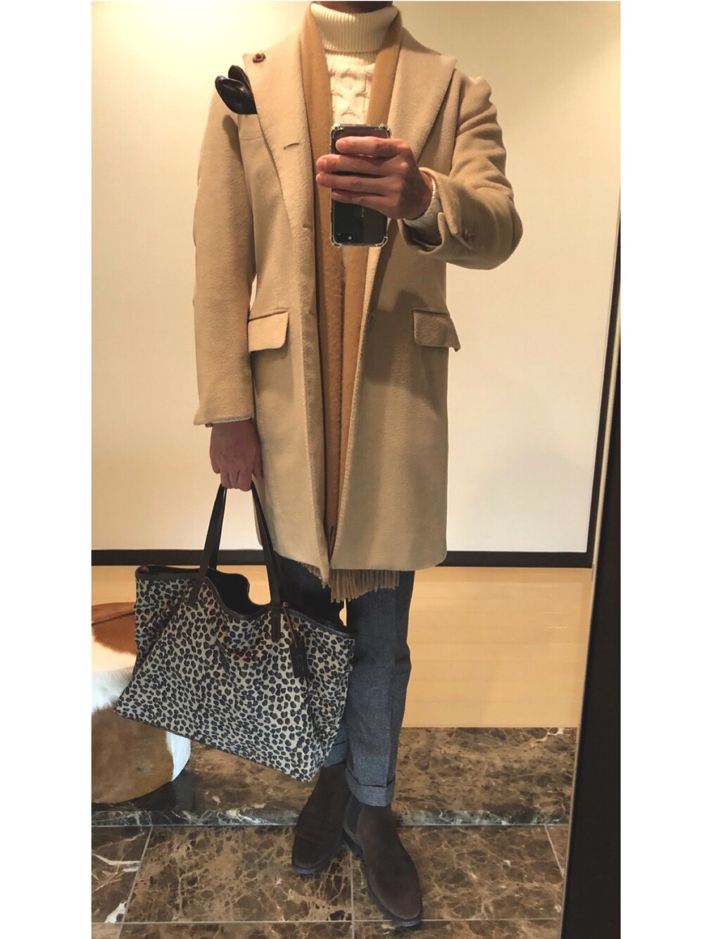 「お洒落さんとつながりたい、今日のコーデ、オトナカジュアル、秋冬コーデ、きれいめカジュアル、冬のコーデ、ベージュ、トーンオントーン」｜「CROCKETT&JONESのアイテム（ブーツ、ブラウン系）」を使った、ボンジョルノさん（メンズ・168cm）の冬コーディネートの1枚目の写真