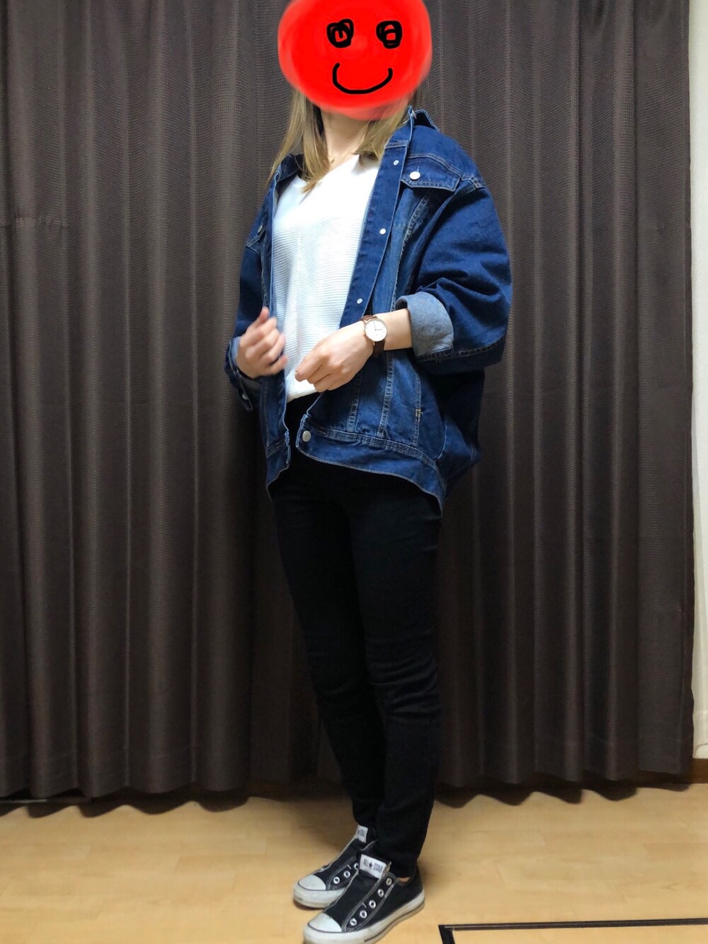 ブルー系のデニムジャケット、ブラック系のデニムパンツ、ブラウン系のアナログ腕時計を着用したレディースの春コーディネートの1枚目の写真