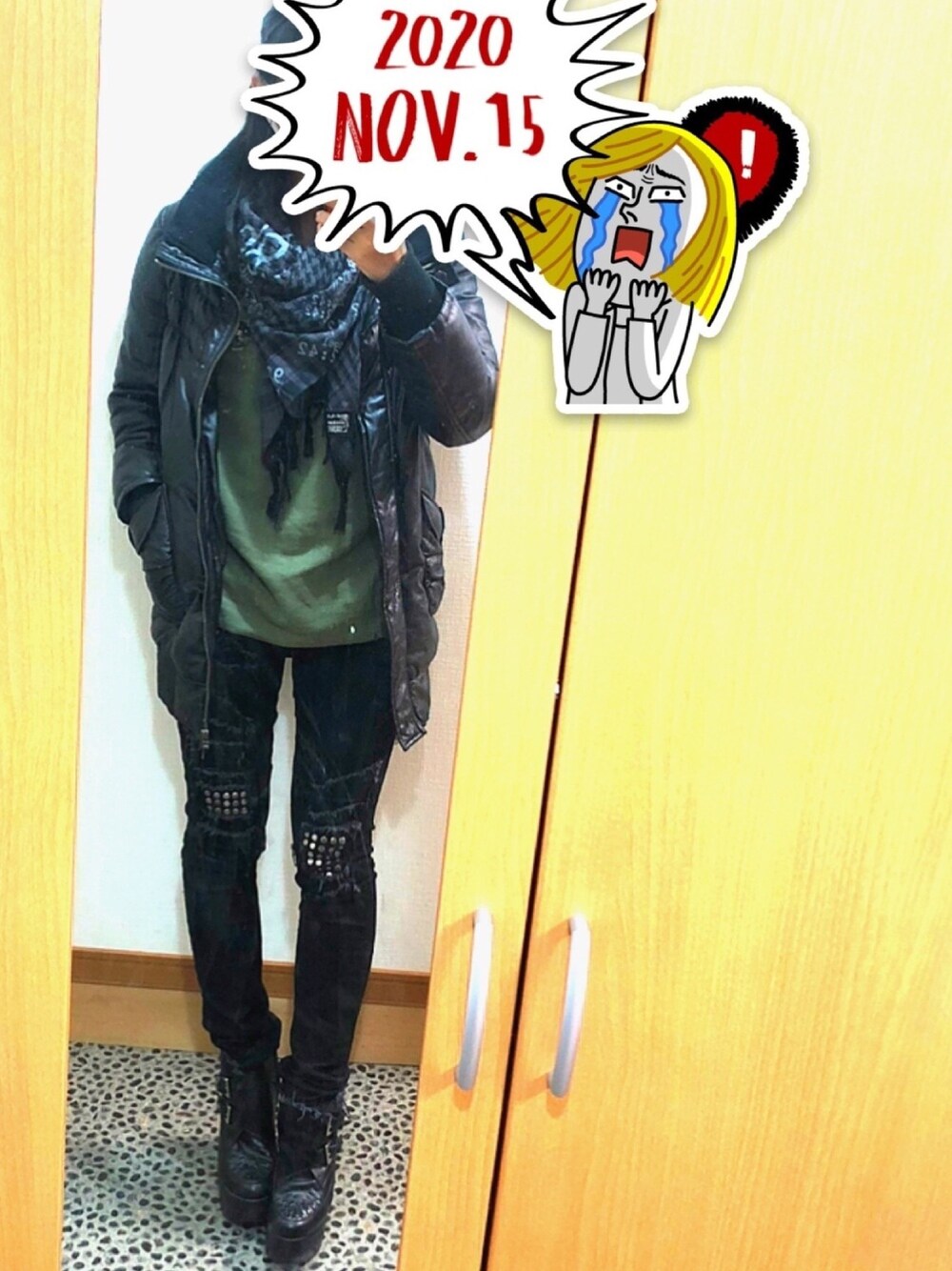 ブラック系のデニムパンツ、ブラック系のブーティ、グリーン系のスウェットを着用したレディースの冬コーディネートの1枚目の写真