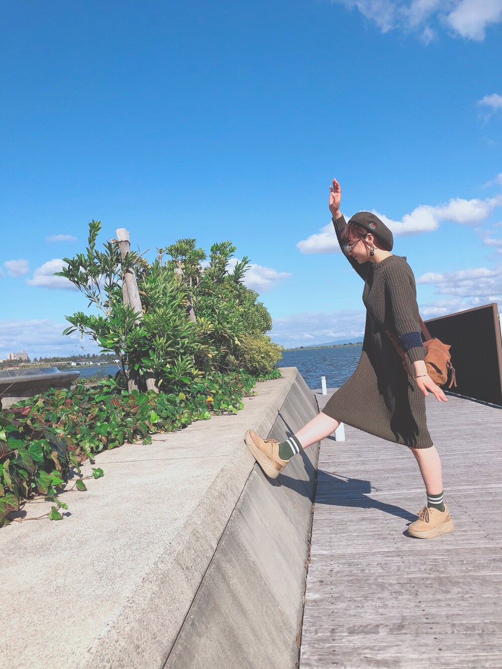「ニットワンピース、ワンピース×スニーカー、ベレー帽、ベレー帽×メガネ、メガネ女子、靴下屋、靴下×スニーカー、厚底シューズ、プチプラ、おしゃれさんと繋がりたい」｜「natural garageのアイテム（ワンピース、グリーン系）」を使った、chofttttyさん（レディース・163cm）の冬コーディネートの1枚目の写真
