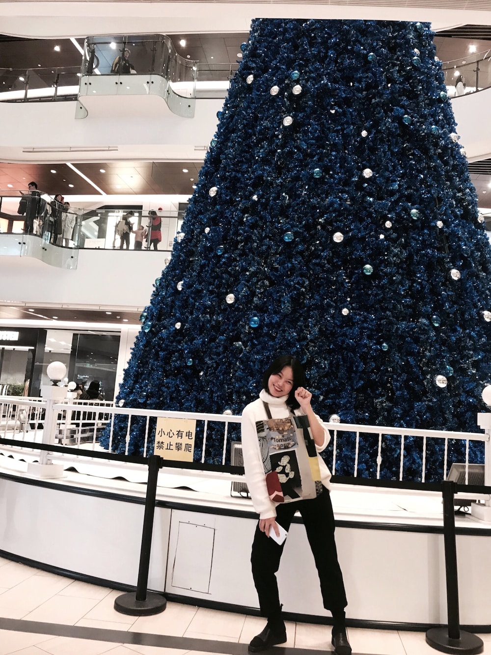 「圣诞节」｜「JNBYのアイテム（ショルダーバッグ、グレー系）」を使った、陸心沉さん（レディース・162cm）の冬コーディネートの1枚目の写真