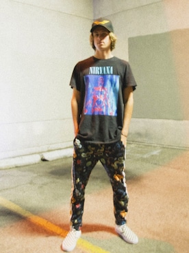 「blue」｜「アイテム（スリッポン）」を使った、Alex Fowlerさん（メンズ・178cm）の春コーディネート