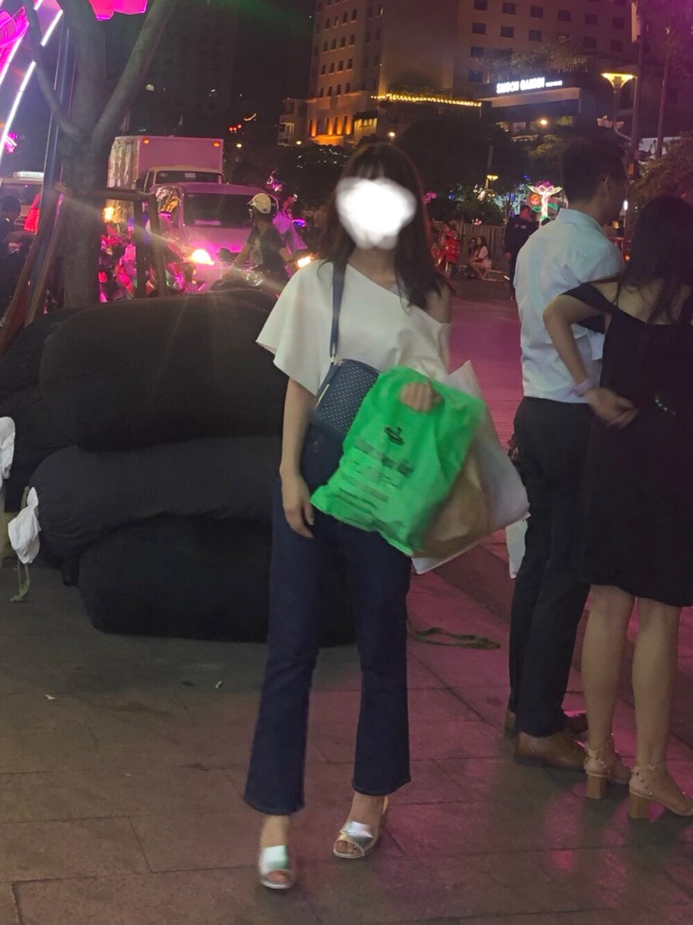 「パンツスタイル、旅行コーデ、デニム、ワンショルダー」｜「SLYのALAN FLARE ANKLE PT-A（デニムパンツ、ブルー系）」を使った、カトウさん（レディース・158cm）の冬コーディネートの1枚目の写真
