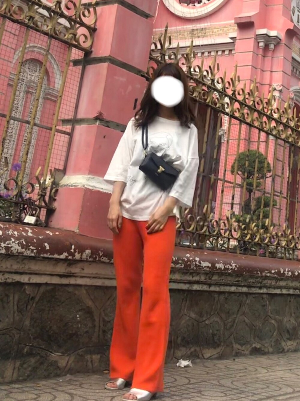 「パンツスタイル、カラーパンツ、旅行コーデ」｜「MURUAのリブニットトラウザー（その他パンツ、オレンジ系）」を使った、カトウさん（レディース・158cm）の冬コーディネートの1枚目の写真