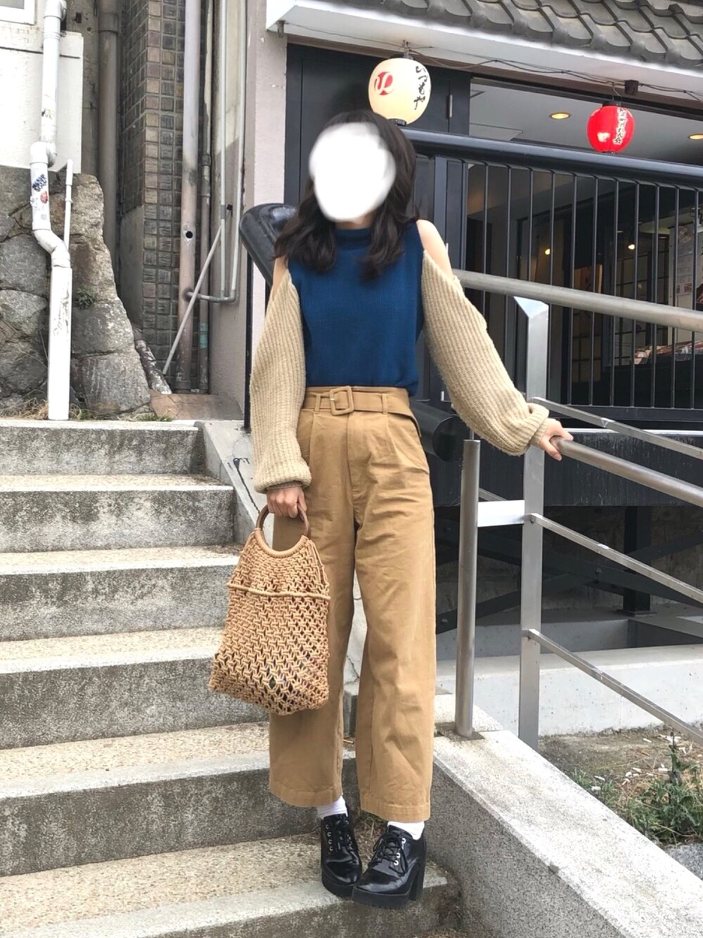 「murua、パンツスタイル、おでかけ、カジュアル、冬コーデ」｜「MURUAのカットスリーブニット（ニット/セーター、ブルー系）」を使った、カトウさん（レディース・158cm）の冬コーディネートの1枚目の写真