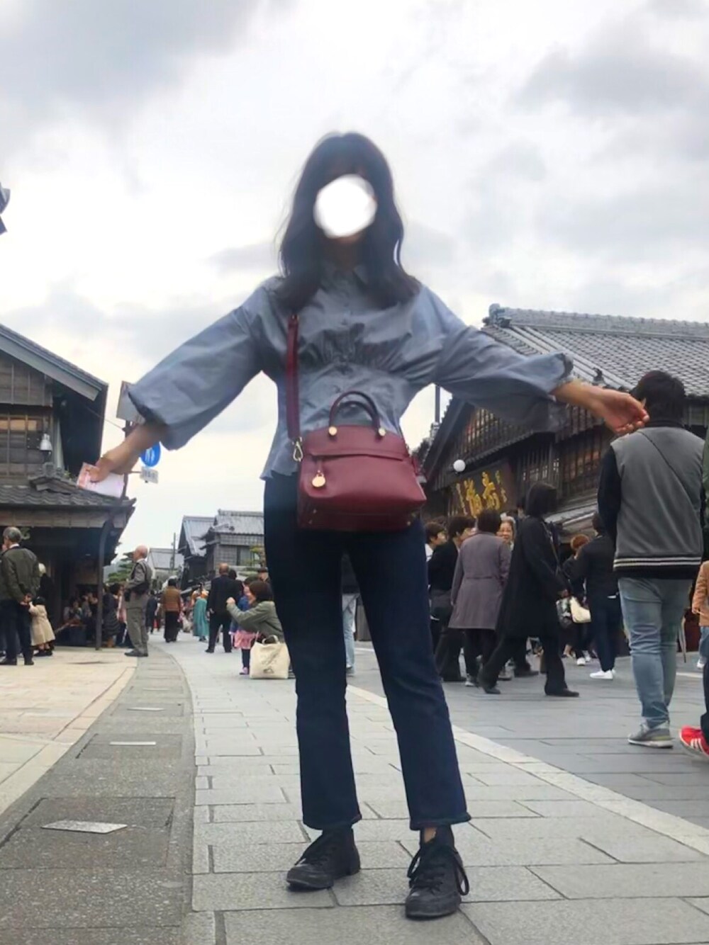 「春、同系色コーデ、シャツスタイル、青、きれいめカジュアル」｜「SLYのALAN FLARE ANKLE PT-A（デニムパンツ、ブルー系）」を使った、カトウさん（レディース・158cm）の春コーディネートの1枚目の写真