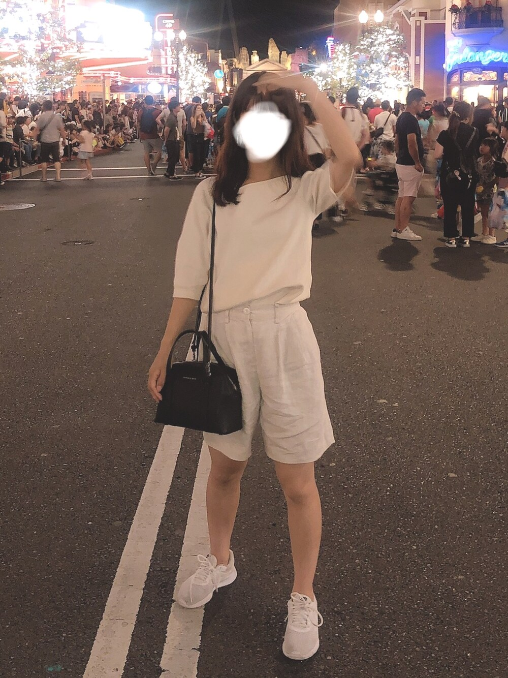 「夏、ホワイトコーデ、ハーフパンツ、オールホワイト、ワンショルダートップス、スニーカーコーデ、カジュアル」｜「FREAK'S STOREのネップテレコアシメネック5分袖プルオーバー（Tシャツ/カットソー、ベージュ系）」を使った、カトウさん（レディース・158cm）の夏コーディネートの1枚目の写真