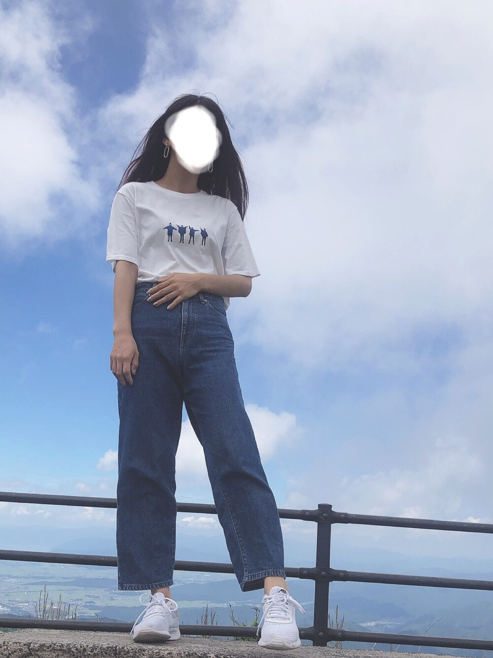 「夏コーデ、カジュアルコーデ、スニーカー、デニム、白ティー×デニム」｜「UNITED ARROWSのアイテム（Tシャツ/カットソー、ホワイト系）」を使った、カトウさん（レディース・158cm）の夏コーディネートの1枚目の写真