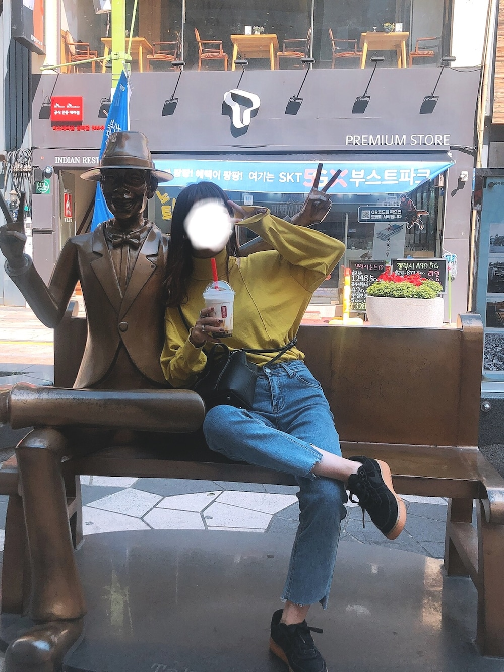 「スニーカーコーデ、デニムパンツ、カラートップス、派手色、タートルネック、秋コーデ」｜「Mila Owenのアイテム（ニット/セーター、グリーン系）」を使った、カトウさん（レディース・158cm）の秋コーディネートの1枚目の写真
