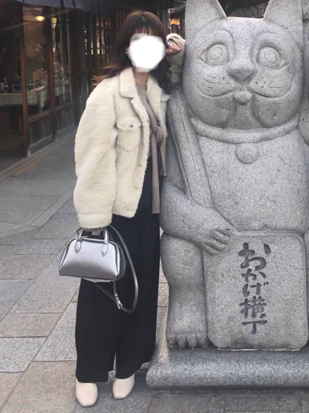 「冬コーデ、白ブーツ」｜「MURUAのオーバーボアGジャン（ブルゾン、ホワイト系）」を使った、カトウさん（レディース・158cm）の春コーディネートの1枚目の写真