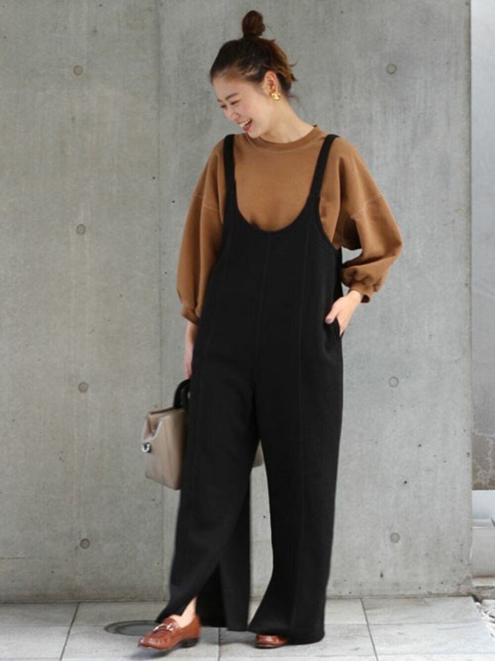 「スウェット、カジュアル、シンプル、ブラック、サロペット、冬コーデ、journal standard、楽チンコーデ、JOURNAL STANDARD relume、オトナカジュアル」｜「JOURNAL STANDARD relumeのニットソーサロペット◆（サロペット/オーバーオール、ブラック系）」を使った、misatoさん（レディース・160cm）の秋コーディネートの1枚目の写真