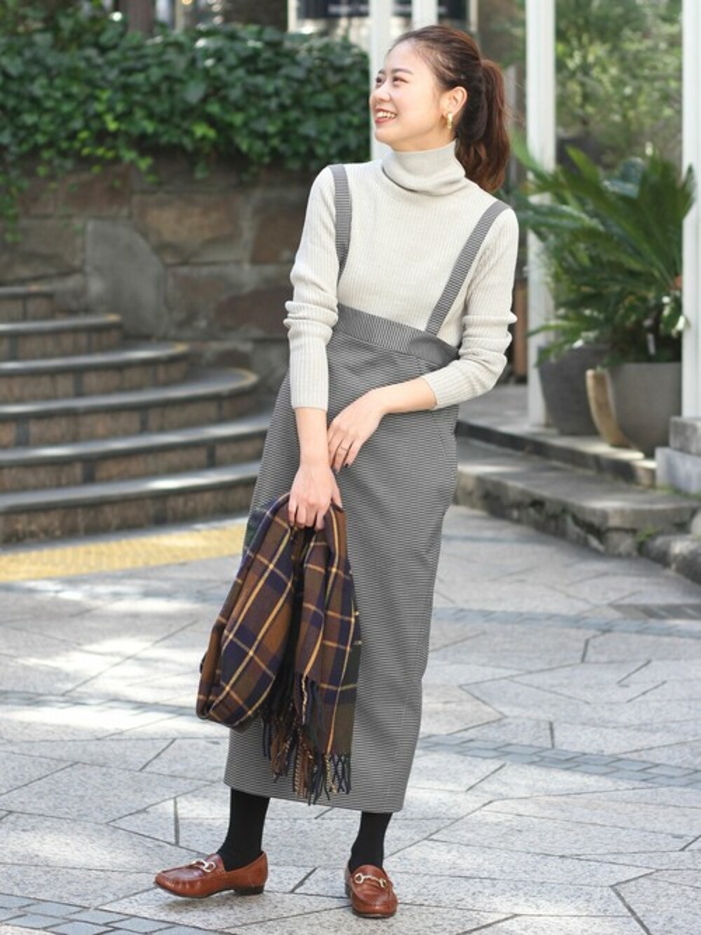「チェック、ニット、スカート、ストール、グレー、タートルネック、journal standard、きれいめカジュアル、楽チンコーデ、JOURNAL STANDARD relume」｜「JOURNAL STANDARD relumeのコスミカルウォームジャンプスカート◆（スカート、グレー系）」を使った、misatoさん（レディース・160cm）の秋コーディネートの1枚目の写真