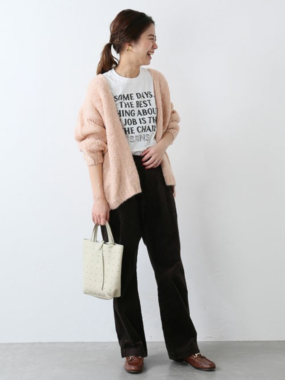 「カーディガン、ピンク、ニットカーディガン、ナチュラル、休日スタイル、journal standard、大人コーデ、フェミニン、パンツスタイル、JOURNAL STANDARD relume」｜「JOURNAL STANDARD relumeの【TRICOTS JEANMARC/トリコ・ジャンマルク】ニットカーディガン◆（カーディガン/ボレロ、ピンク系）」を使った、misatoさん（レディース・160cm）の冬コーディネートの1枚目の写真