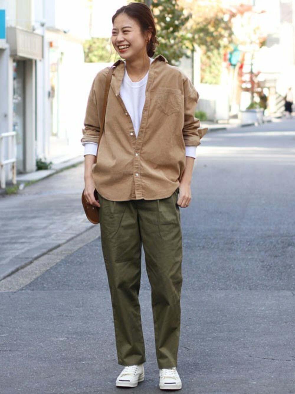 「テーパードパンツ、チノパン、ベージュ、大人カジュアル、カーキ、メンズライク、アースカラー、春コーデ、シャツスタイル、カジュアルコーデ」｜「JOURNAL STANDARD relumeのベルト付テーパードパンツ◆（その他パンツ、グリーン系）」を使った、misatoさん（レディース・160cm）の冬コーディネートの1枚目の写真