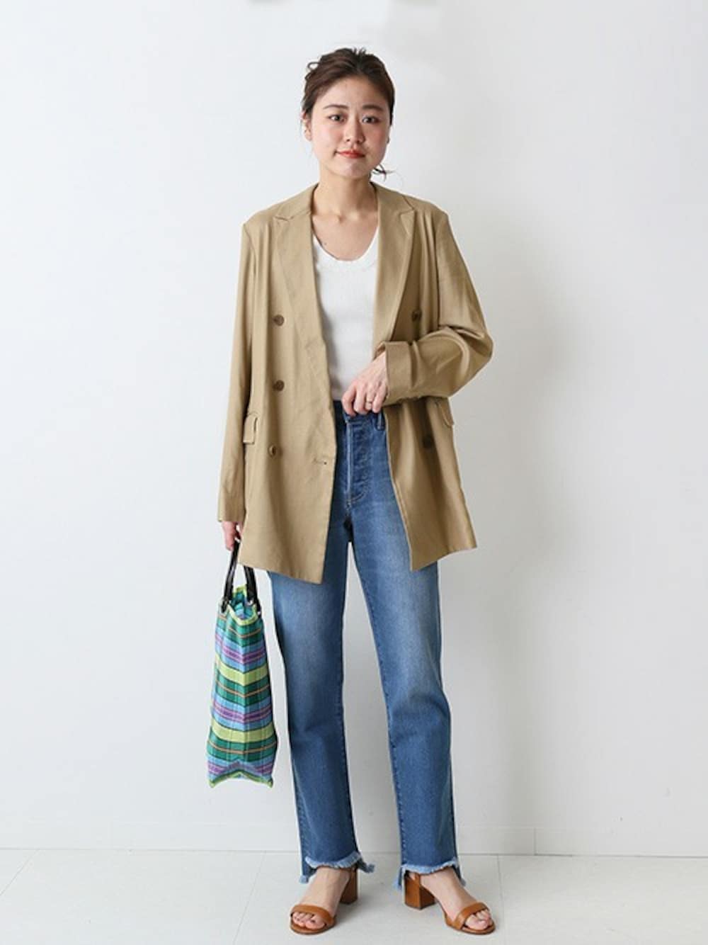 「ジャケット、デニム、バッグ、大人カジュアル、サンダル、タンクトップ、ジャケットスタイル、春コーデ、relume」｜「JOURNAL STANDARD relumeのRツイルWブレストジャケット◆（テーラードジャケット、ベージュ系）」を使った、misatoさん（レディース・160cm）の春コーディネートの1枚目の写真