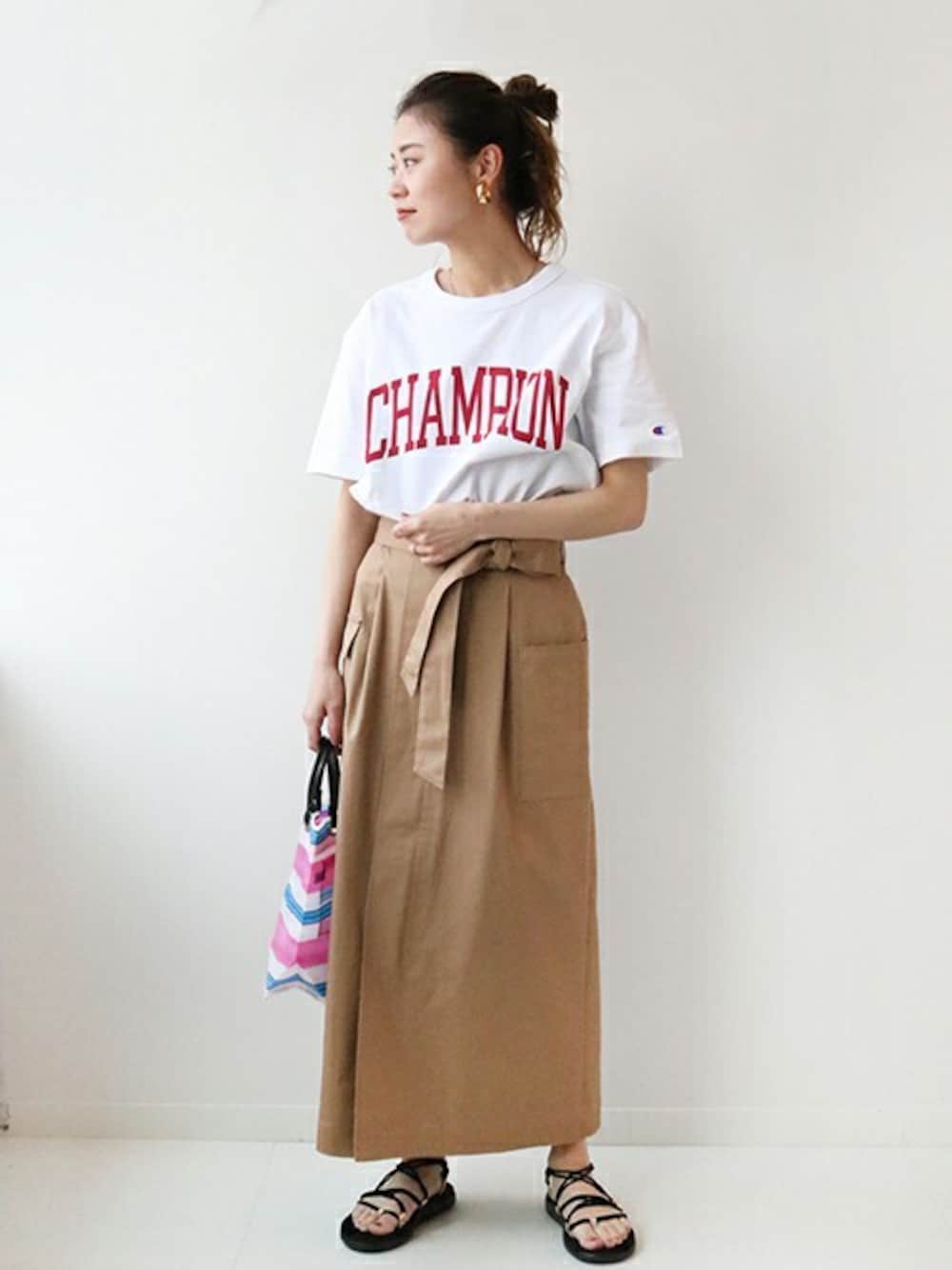 「スカート、ベージュ、Tシャツ、大人カジュアル、Champion、春コーデ、夏コーデ、チノスカート、relume」｜「Championの【Champion/チャンピオン】T-SHIRT◆（Tシャツ/カットソー、ホワイト系）」を使った、misatoさん（レディース・160cm）の春コーディネートの1枚目の写真
