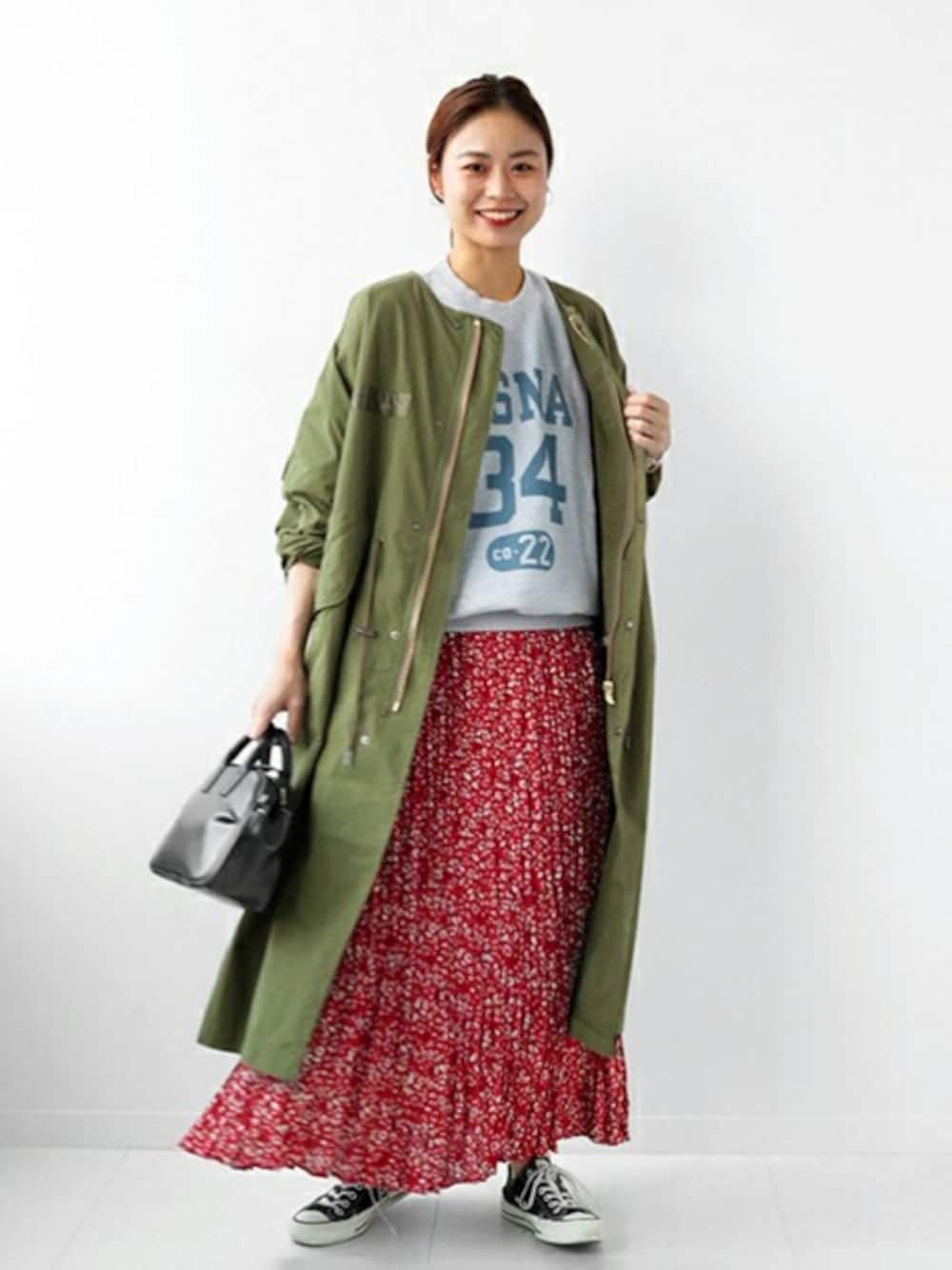 「モッズコート、フレアスカート、花柄、大人カジュアル、カーキ、JOURNAL STANDARD relume、ジャーナルスタンダードレリューム、ウェットヘア、2020AW」｜「JOURNAL STANDARD relumeのコットンナイロンノーカラーモッズコート◆（モッズコート、グリーン系）」を使った、misatoさん（レディース・160cm）の夏コーディネートの1枚目の写真