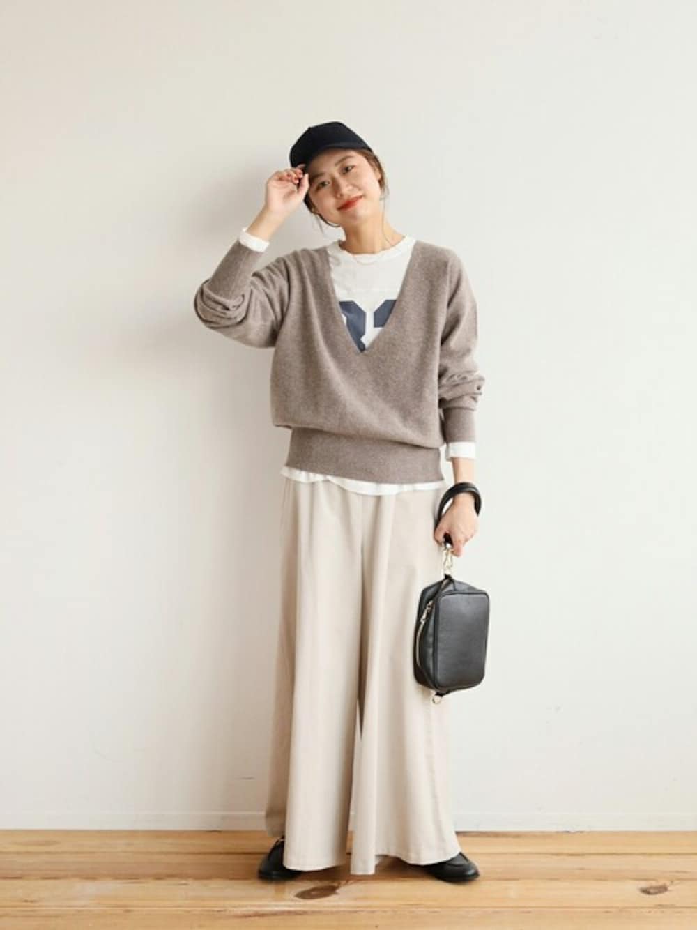 「ニット、大人カジュアル、fashion、カシミヤ、woman、JOURNAL STANDARD relume、ギャザーパンツ、秋冬コーデ、ジャーナルスタンダードレリューム、細コール」｜「JOURNAL STANDARD relumeの細コールギャザーパンツ◆（その他パンツ、グレー系）」を使った、misatoさん（レディース・160cm）の秋コーディネートの1枚目の写真