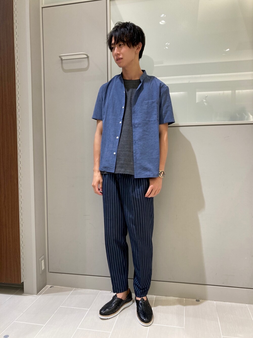 「夏、大人カジュアル、休日スタイル、シャツスタイル、サンダル、ブルー、ブルーコーデ、ストライプ、ストライプパンツ」｜「ABAHOUSEの【定番】Vネック半袖シャツ（シャツ/ブラウス、ブルー系）」を使った、asagiさん（メンズ・176cm）の夏コーディネートの1枚目の写真