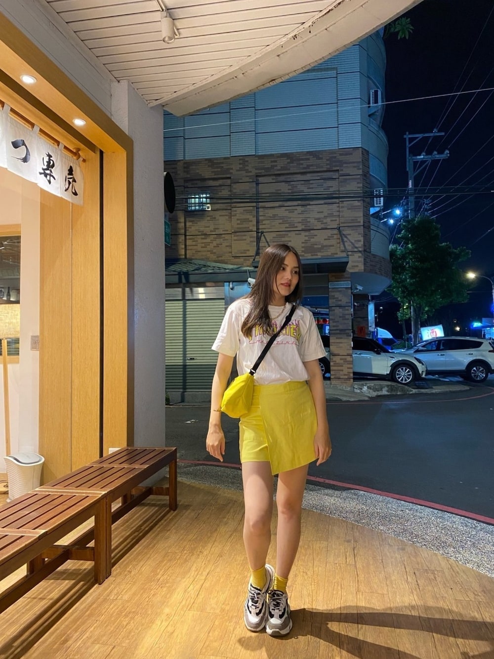 「Photoshoot、THRASHER、yellow、Daniel Wellington、Loved」｜「THRASHERのアイテム（Tシャツ/カットソー、ホワイト系）」を使った、Biffi Fu  🇹🇼さん（レディース・166cm）の秋コーディネートの1枚目の写真