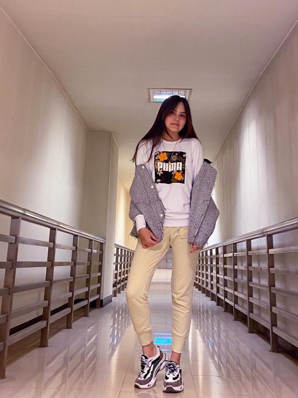 「Loved、PUMA、UNIQLO、Brappers、ootd」｜「BRAPPERSのアイテム（チェスターコート、シルバー系）」を使った、Biffi Fu  🇹🇼さん（レディース・166cm）の秋コーディネートの1枚目の写真
