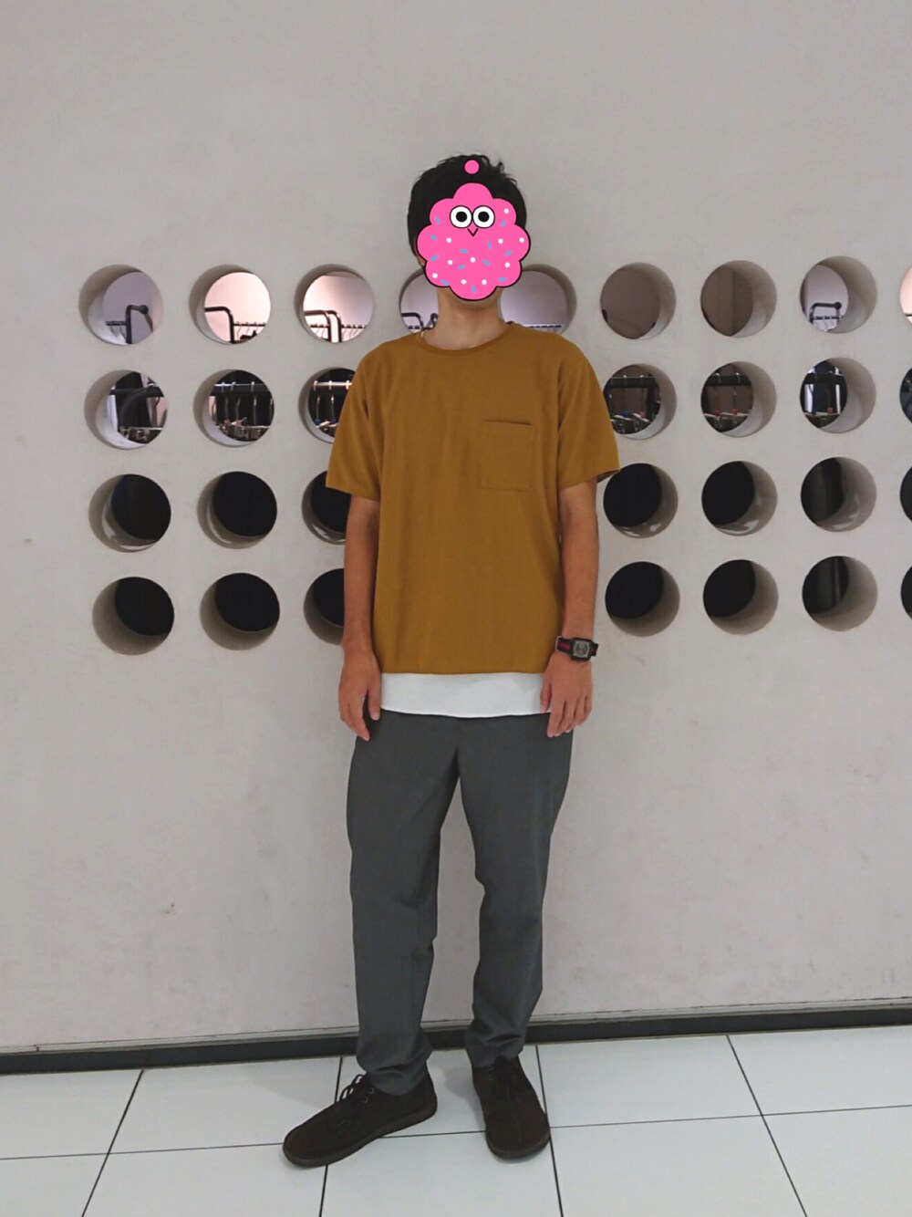 イエロー系のTシャツ/カットソー、ホワイト系のタンクトップ、グレー系のその他パンツを着用したメンズの秋コーディネートの1枚目の写真