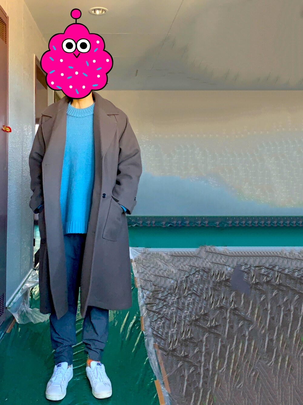 グレー系のチェスターコート、ブルー系のニット/セーター、グレー系のその他パンツを着用したメンズの冬コーディネートの1枚目の写真