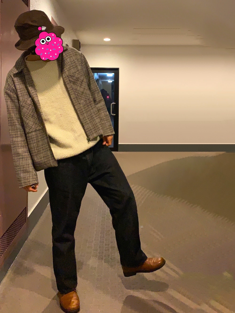 「バケットハット、ブルゾン、セーター、ワイドデニム、ジーンズ、ブラックデニム、革靴、ドレスシューズ、birkenstock、ブラウン」｜「newhattanのコーデュロイバケットハット（ハット、レッド系）」を使った、ぺちゃんこさん（メンズ・178cm）の冬コーディネートの1枚目の写真