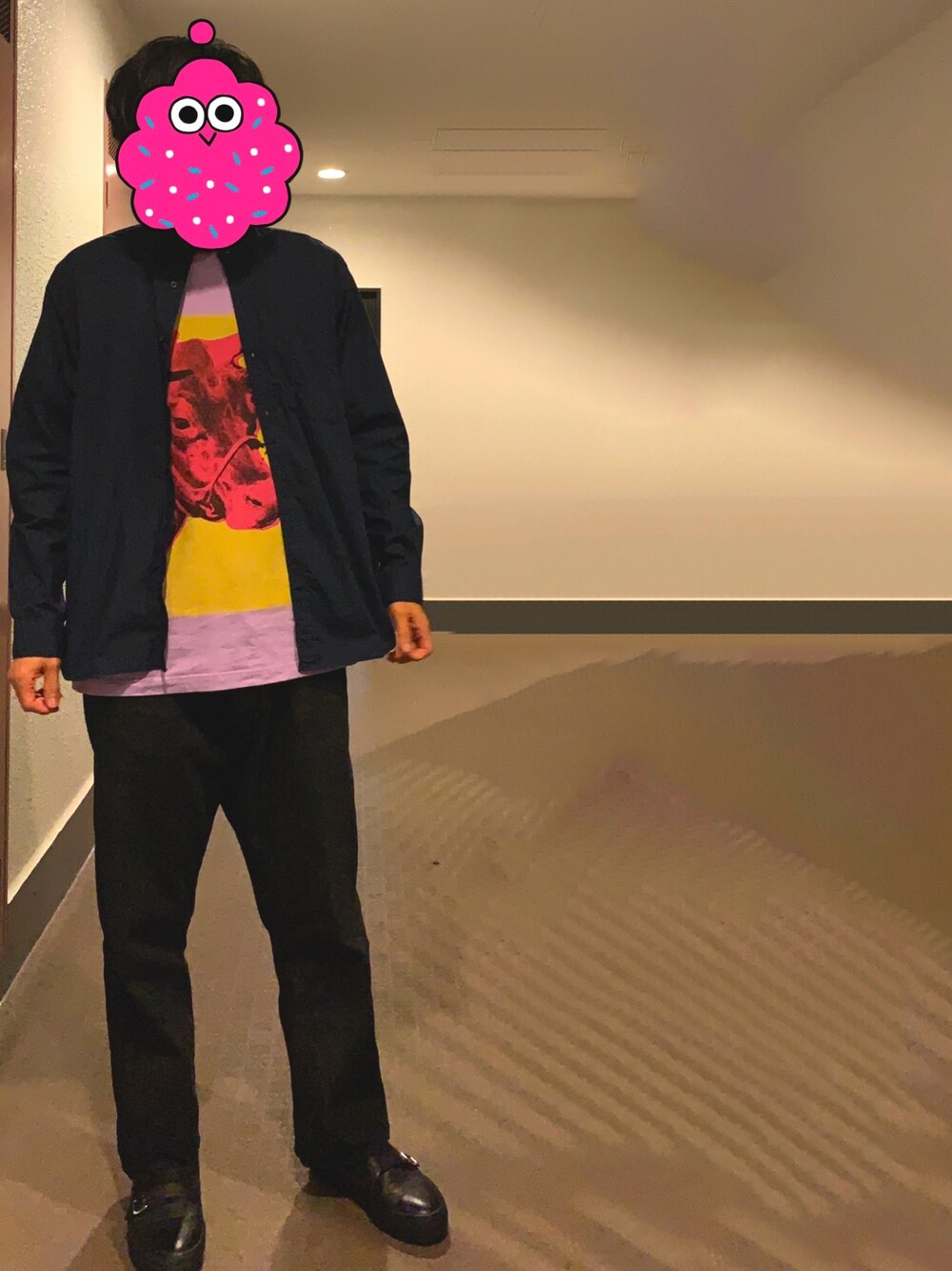 「ノーカラーシャツ、ワイドデニム、ワイドパンツ、ダブルモンク、ドレスシューズ、革靴、Tシャツ、休日スタイル、パープル、ブラック」｜「GLOBAL WORKのバンドカラーワークシャツ/737447（シャツ/ブラウス、ブラック系）」を使った、ぺちゃんこさん（メンズ・178cm）の春コーディネートの1枚目の写真