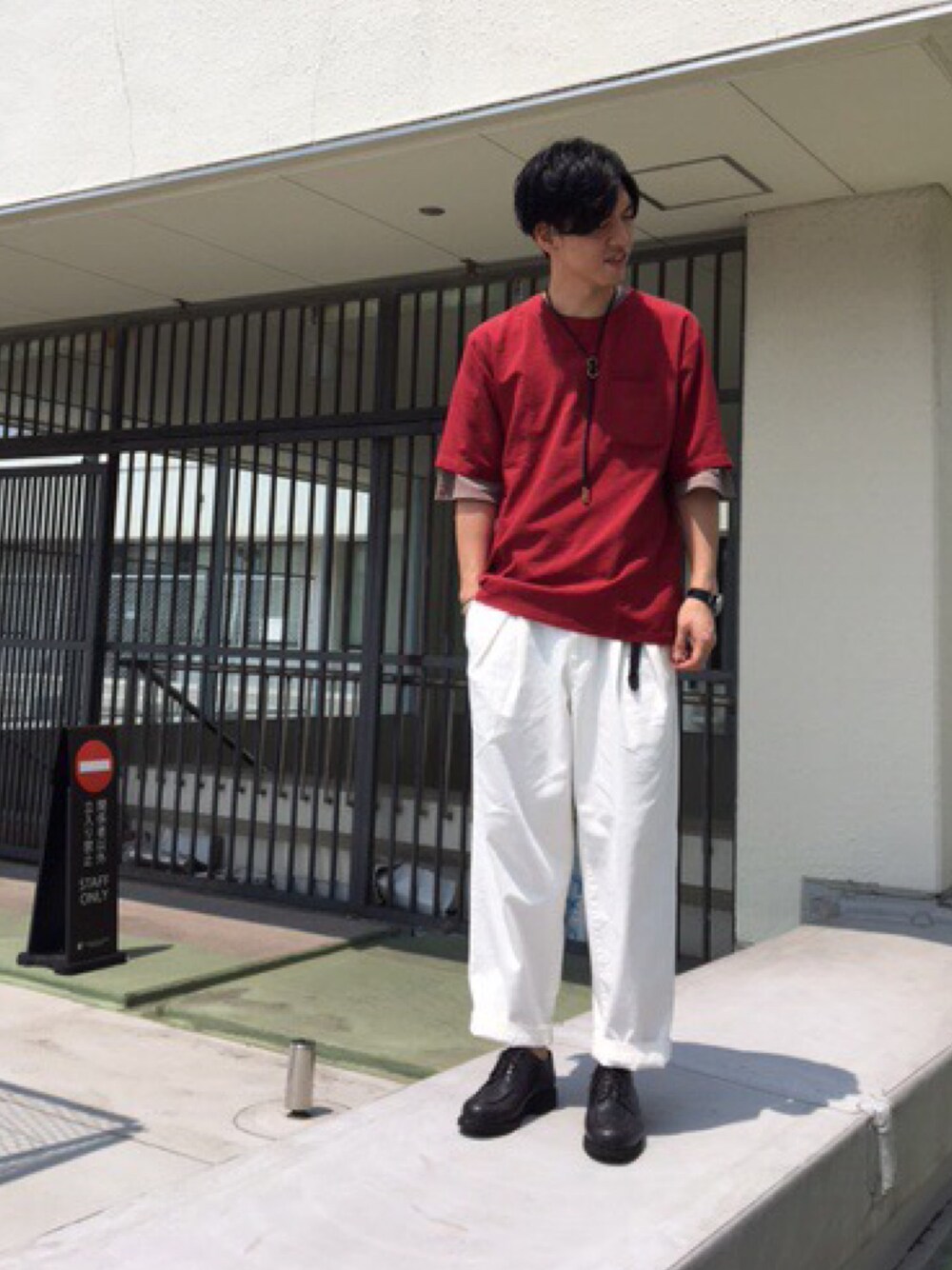 「Junred、ビックシルエット、レイヤードスタイル、ワイドパンツ、白、赤」｜「JUNREDのドライタッチ布帛プルオーバー（Tシャツ/カットソー、レッド系）」を使った、SHUNSUKEさん（メンズ・184cm）の夏コーディネートの1枚目の写真