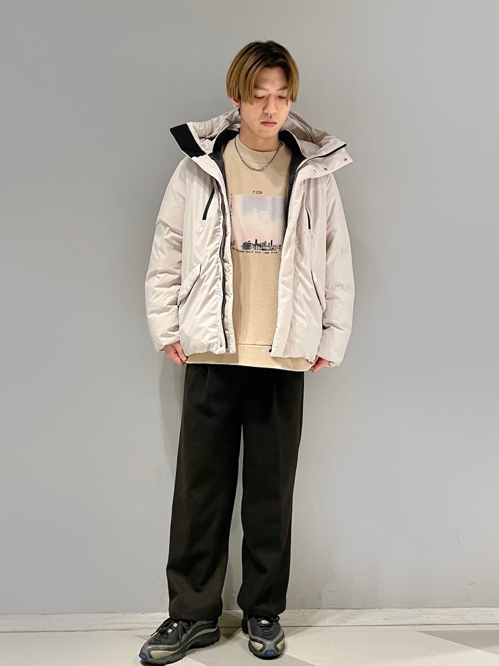 「Junred、ダウンジャケット、スウェット、ワイドパンツ、ホワイト、ベージュ、ブラック、冬コーデ、スニーカーコーデ、スニーカー」｜「JUNREDの【極上の暖かさで包み込む】ピュアホワイトダウンジャケット（ダウンジャケット/コート、ホワイト系）」を使った、SHUNSUKEさん（メンズ・184cm）の秋コーディネートの1枚目の写真