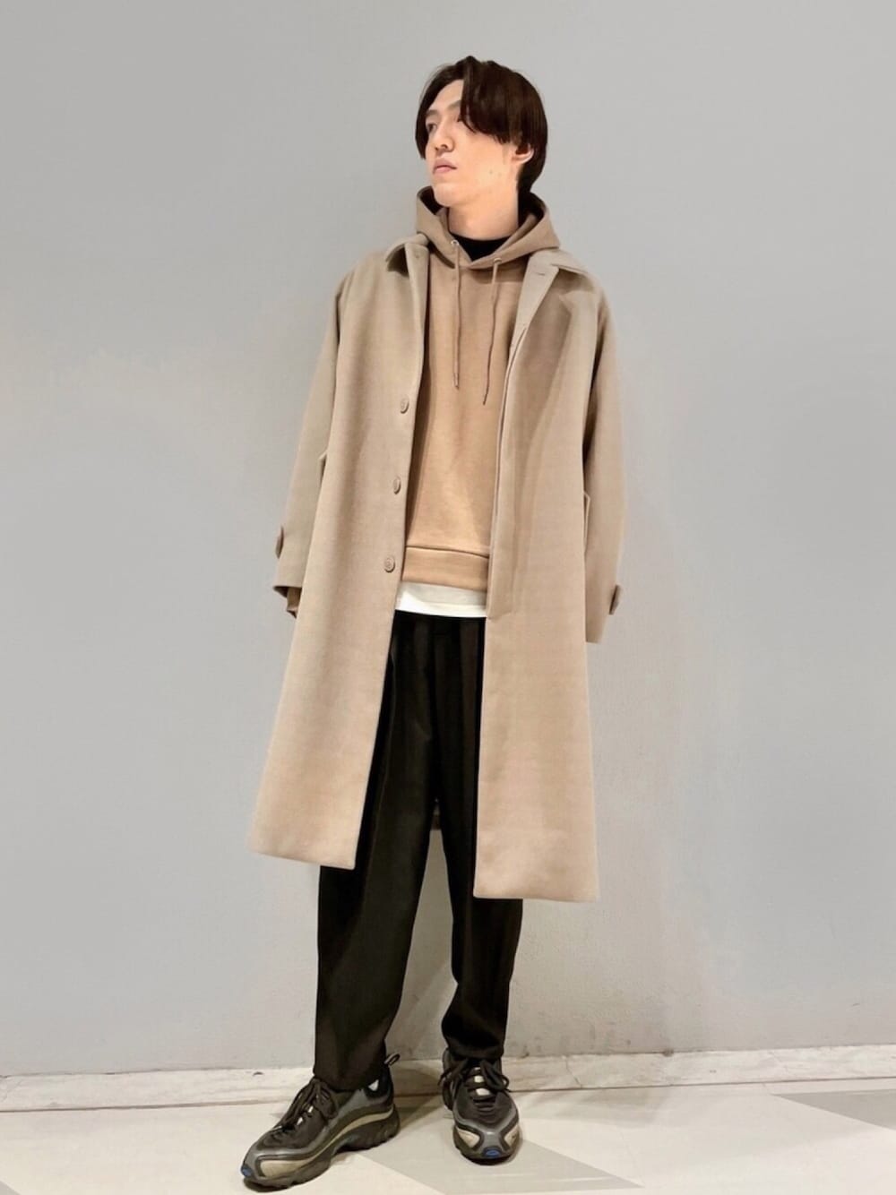 「Junred、くすみカラー、オーバーコート、きれいめカジュアル、スニーカー、ワイドパンツ、ビッグシルエット、ロングコート、レイヤードスタイル、私の推しブランド」｜「JUNREDの【トレンド見えコート 待望の再登場！】ドルマンステンカラーコート（ステンカラーコート、ベージュ系）」を使った、SHUNSUKEさん（メンズ・184cm）の冬コーディネートの1枚目の写真