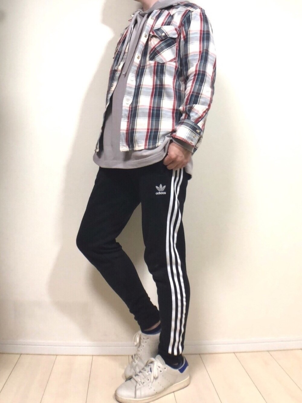 その他のデニムジャケット、グレー系のパーカー、ブラック系のその他パンツを着用したメンズの春コーディネートの1枚目の写真