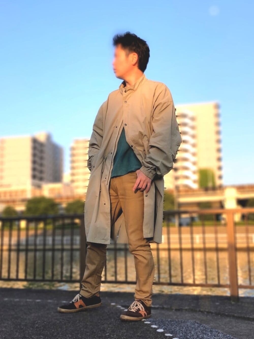 「モッズコート、BEAMS、CAMPER、大人カジュアル、差し色、アースカラー、春コーデ、Nilway、ジョジョ占い、モザイクに染まれ」｜「NILWAYの【Nilway】リメイクオーバーサイズスタンドモッズコート（モッズコート、ベージュ系）」を使った、スピさん（メンズ・175cm）の春コーディネートの1枚目の写真