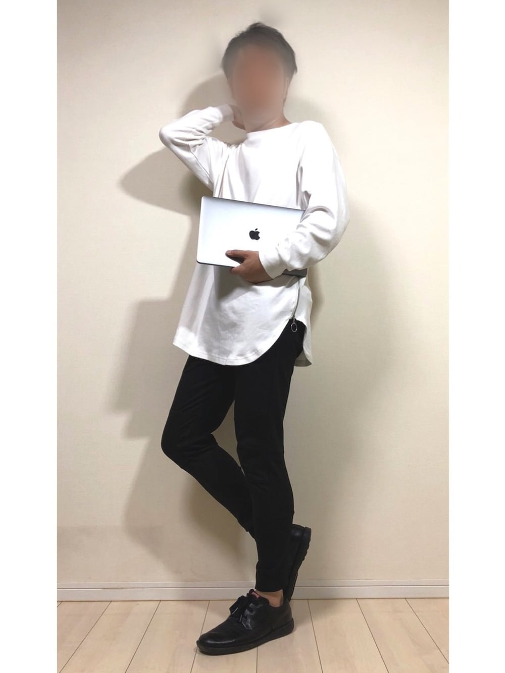 ホワイト系のTシャツ/カットソー、ブラック系のパンツ、ブラック系のドレスシューズを着用したメンズの春コーディネートの1枚目の写真