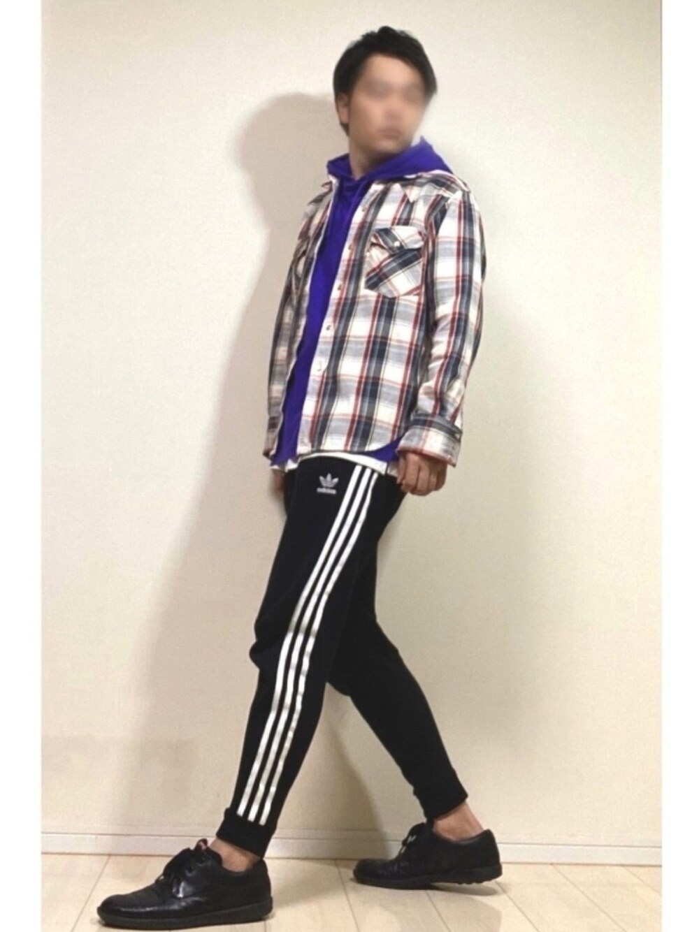 その他のデニムジャケット、パープル系のTシャツ/カットソー、ホワイト系のTシャツ/カットソーを着用したメンズの春コーディネートの1枚目の写真